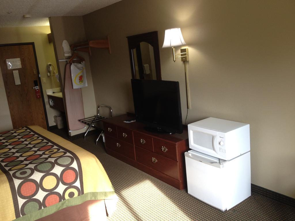 Super 8 By Wyndham Olney Motel Room photo