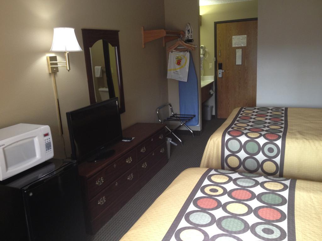 Super 8 By Wyndham Olney Motel Room photo